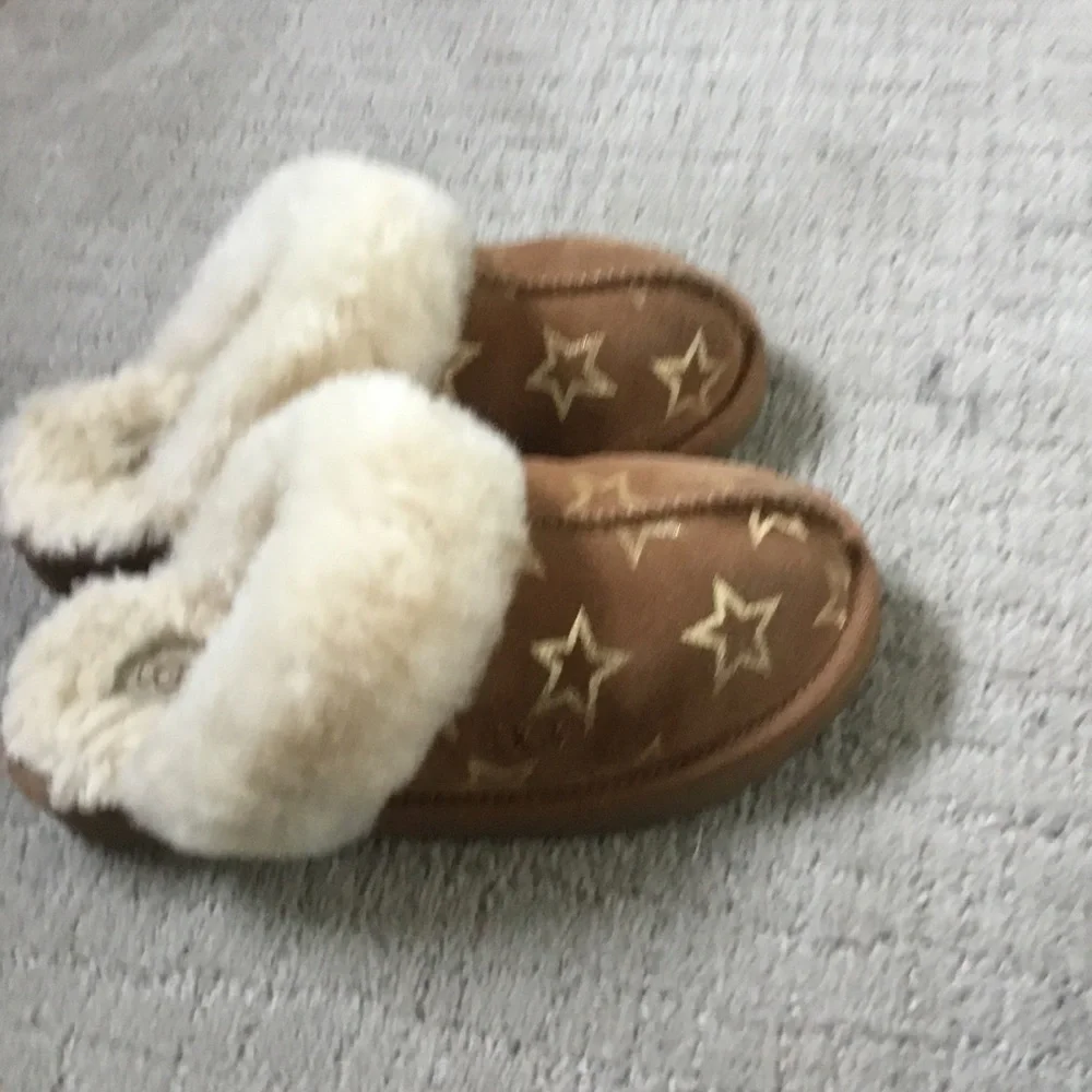 UGG Kids Brown Suede Star Slip-On Slippers with Cream Shearling